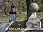 Socha u vstupu do obory
