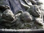 Detail sochy u vstupu do obory 2
